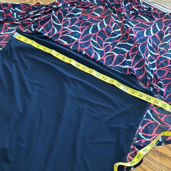 Linda Matthews red and black bat wing blouse. Size Large. - Picture 7 of 9